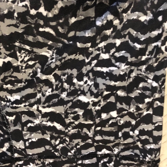 Fabletics Mid-Rise Capri Leggings Yoga Activewear - Picture 6 of 6